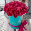 25 малиновых роз Муви Стар 40 в голубой коробке