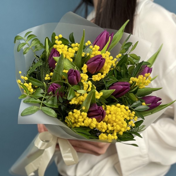 Букет фиолетовых тюльпанов с мимозой
