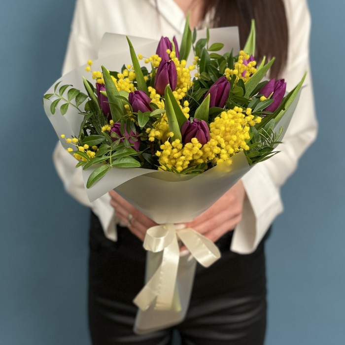 Букет фиолетовых тюльпанов с мимозой