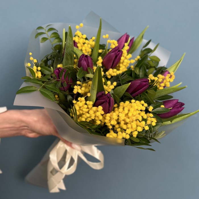 Букет фиолетовых тюльпанов с мимозой