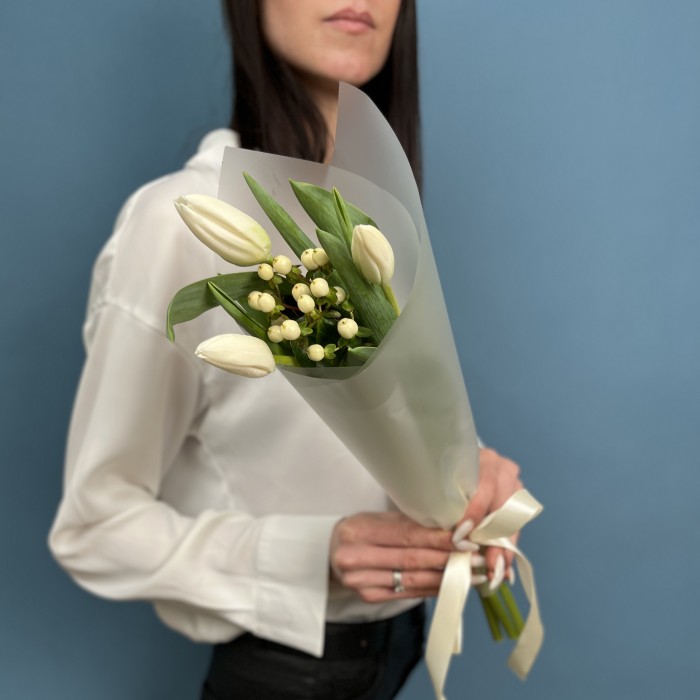 Букет из белых тюльпанов и белого гиперикума
