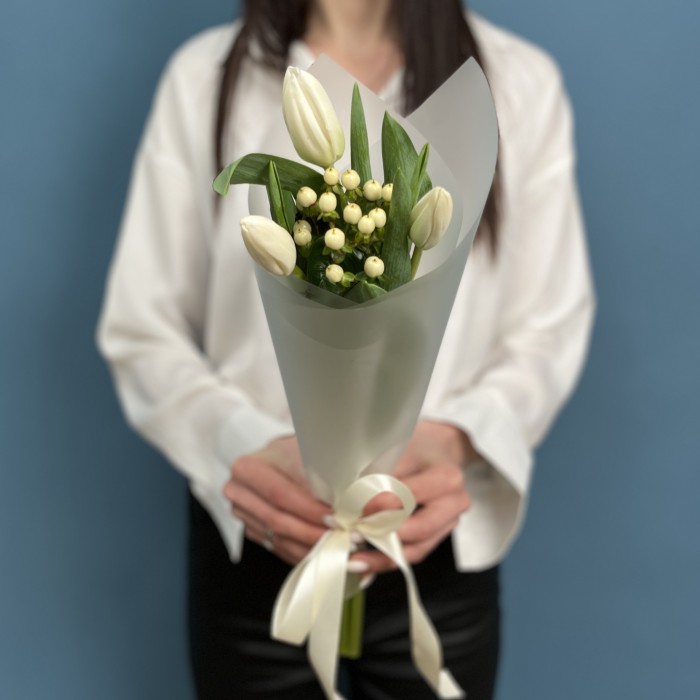 Букет из белых тюльпанов и белого гиперикума