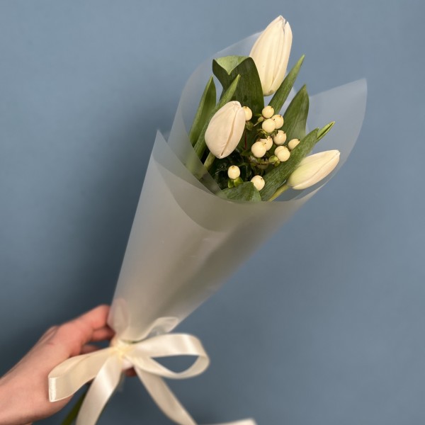 Букет из белых тюльпанов и белого гиперикума