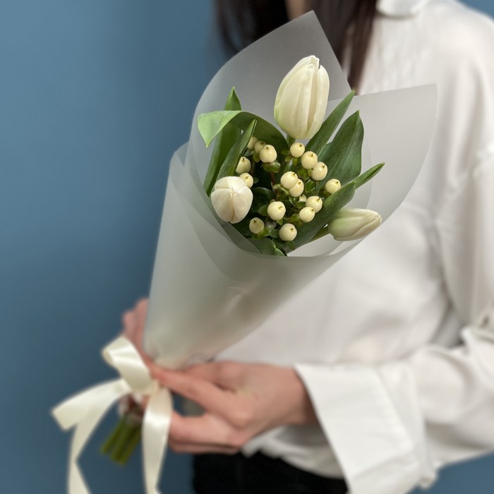 Букет из белых тюльпанов и белого гиперикума