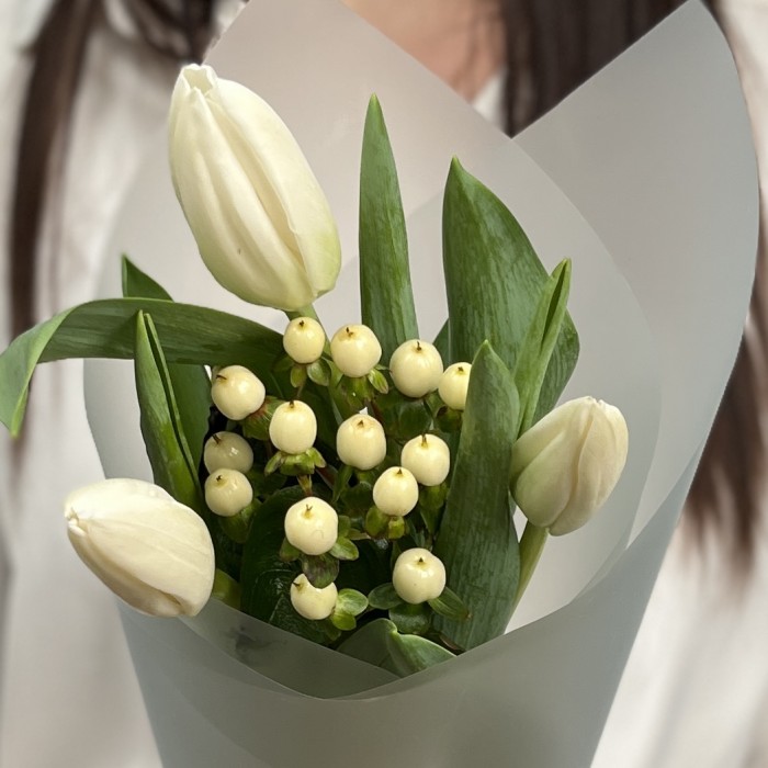 Букет из белых тюльпанов и белого гиперикума