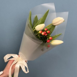 Букет из белых тюльпанов и красного гиперикума Букет из белых тюльпанов и красного гиперикума