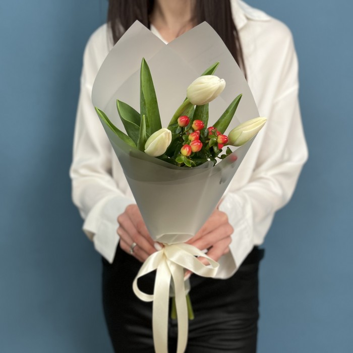 Букет из белых тюльпанов и красного гиперикума