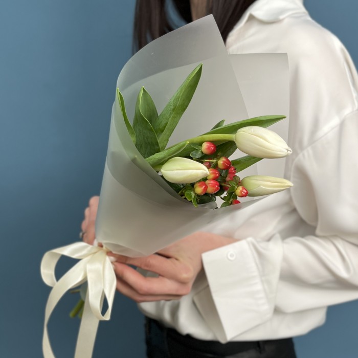 Букет из белых тюльпанов и красного гиперикума