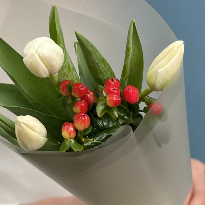 Букет из белых тюльпанов и красного гиперикума