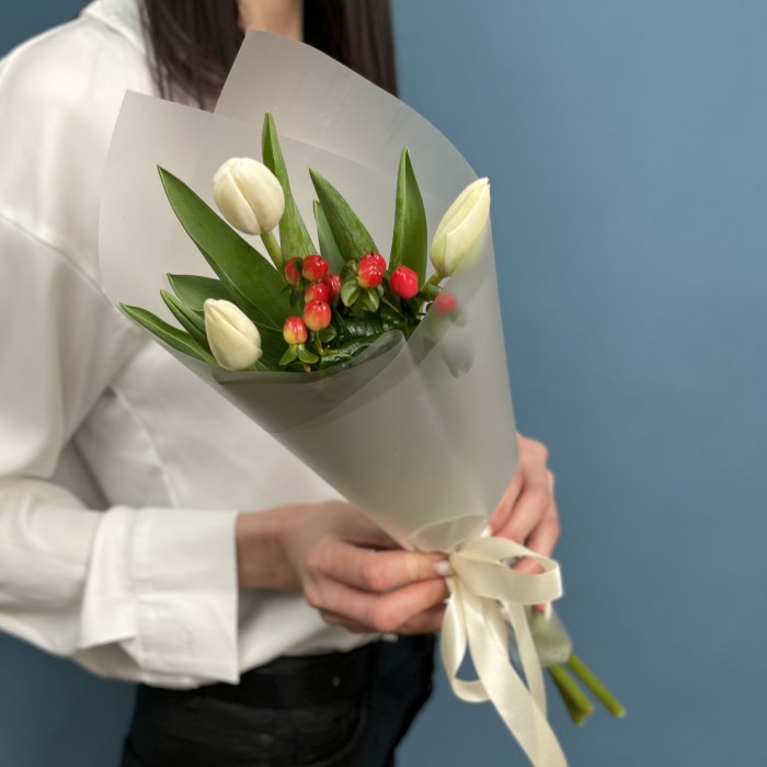 Букет из белых тюльпанов и красного гиперикума