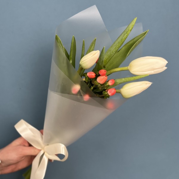 Букет из белых тюльпанов и розового гиперикума