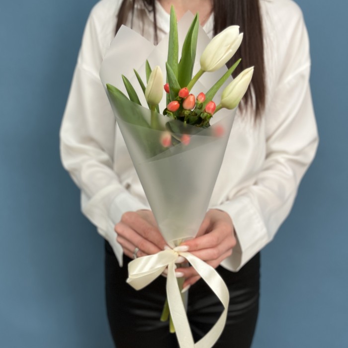 Букет из белых тюльпанов и розового гиперикума