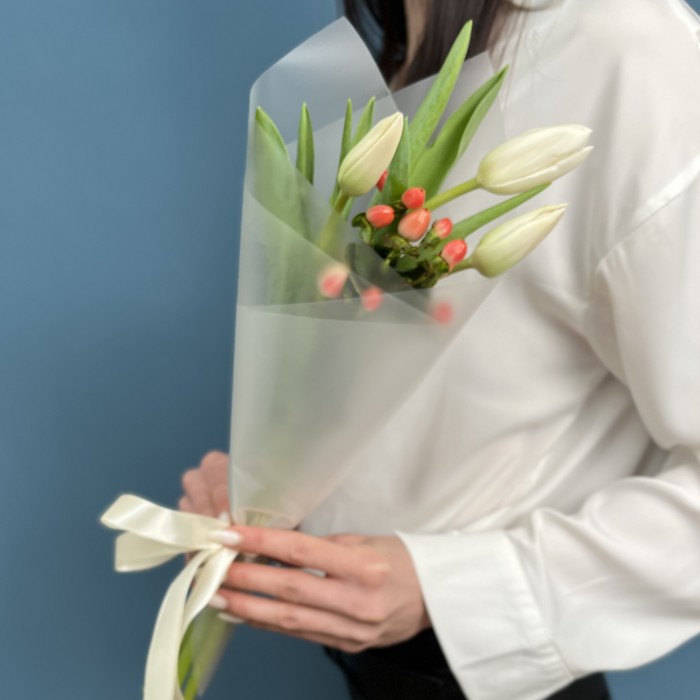 Букет из белых тюльпанов и розового гиперикума