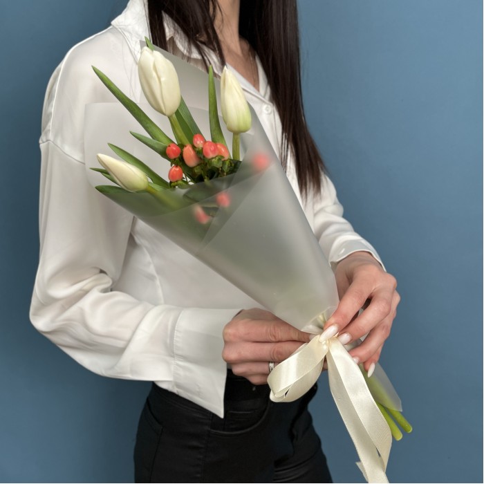 Букет из белых тюльпанов и розового гиперикума