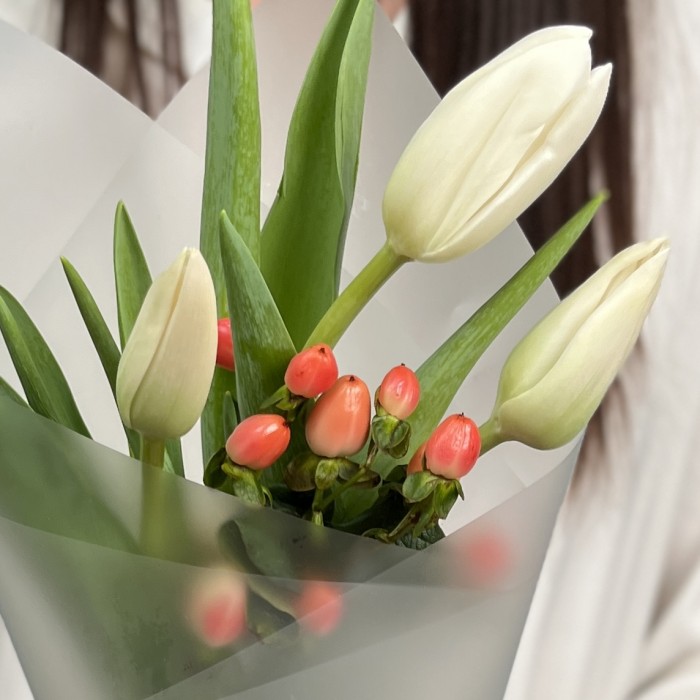 Букет из белых тюльпанов и розового гиперикума