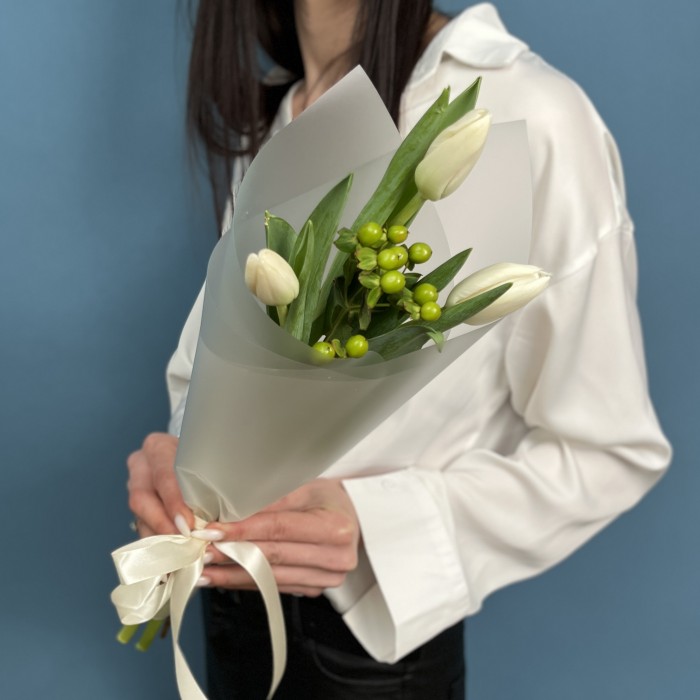 Букет из белых тюльпанов и зеленого гиперикума