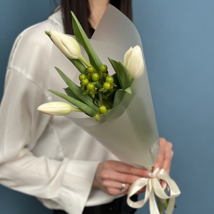 Букет из белых тюльпанов и зеленого гиперикума