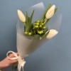 Букет из белых тюльпанов и зеленого гиперикума