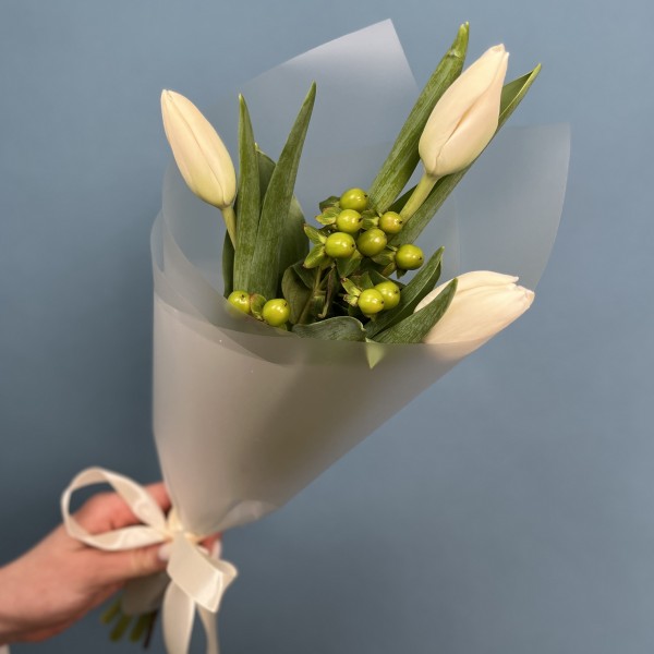 Букет из белых тюльпанов и зеленого гиперикума