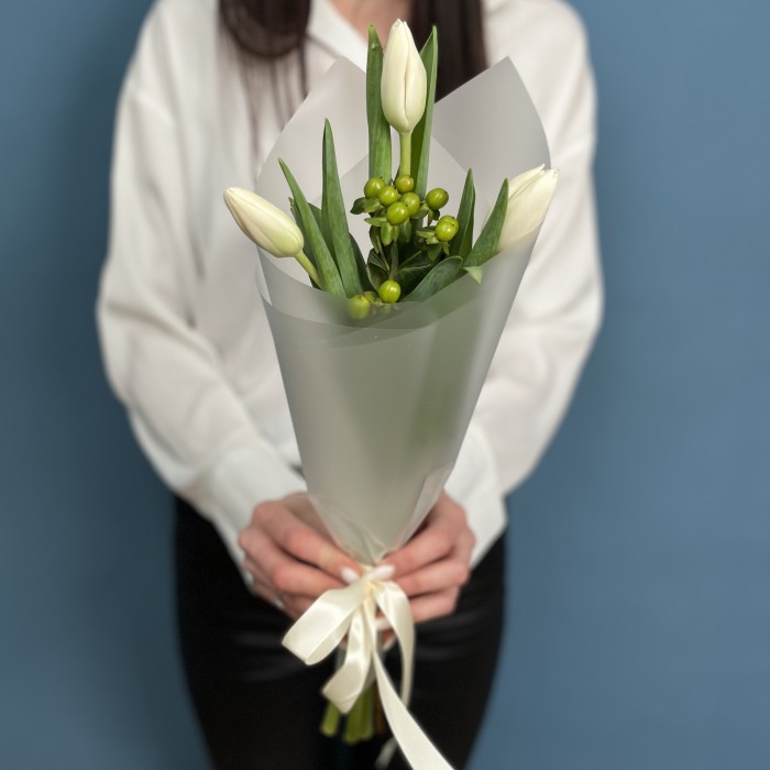 Букет из белых тюльпанов и зеленого гиперикума