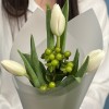 Букет из белых тюльпанов и зеленого гиперикума