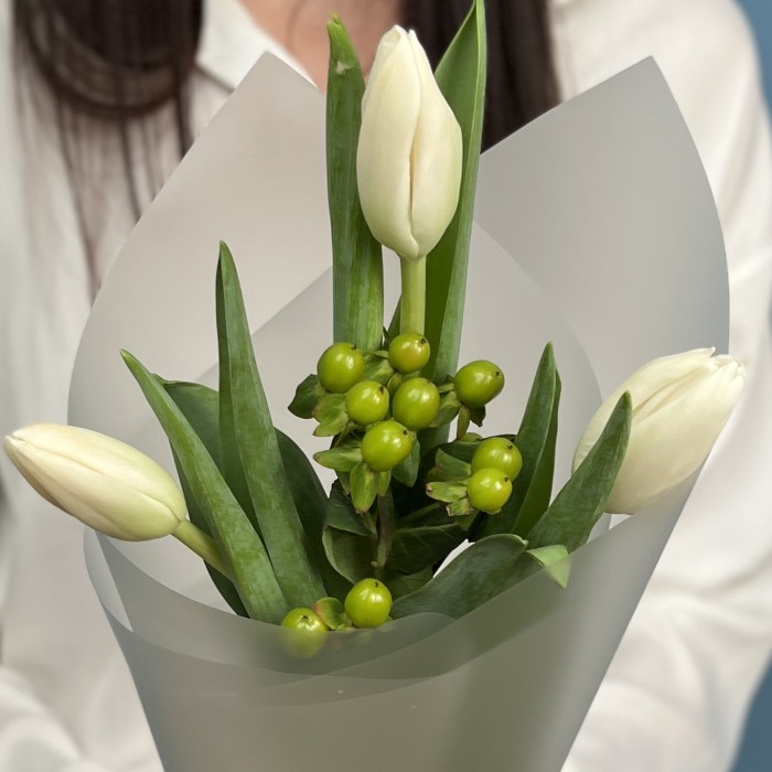 Букет из белых тюльпанов и зеленого гиперикума
