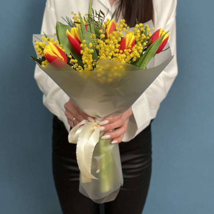 Букет красно-желтых тюльпанов с мимозой