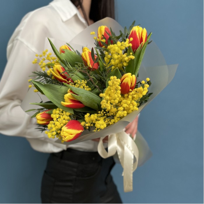 Букет красно-желтых тюльпанов с мимозой