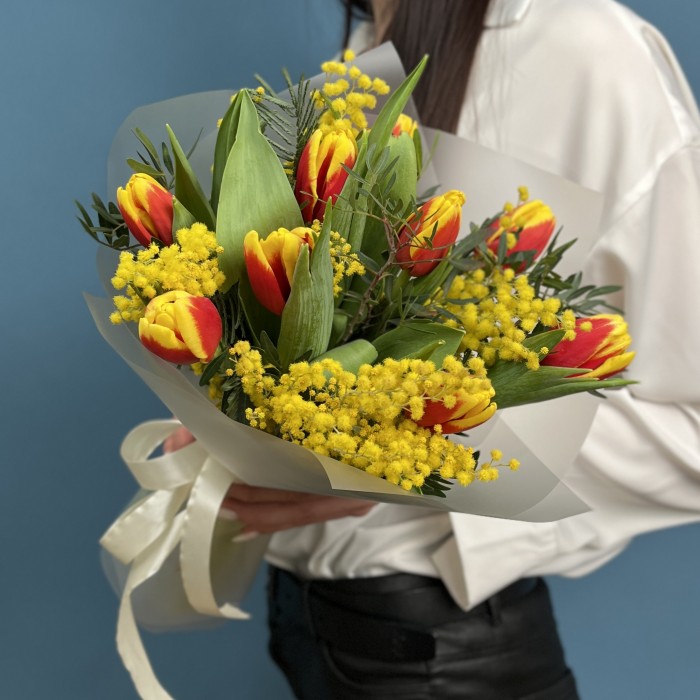 Букет красно-желтых тюльпанов с мимозой