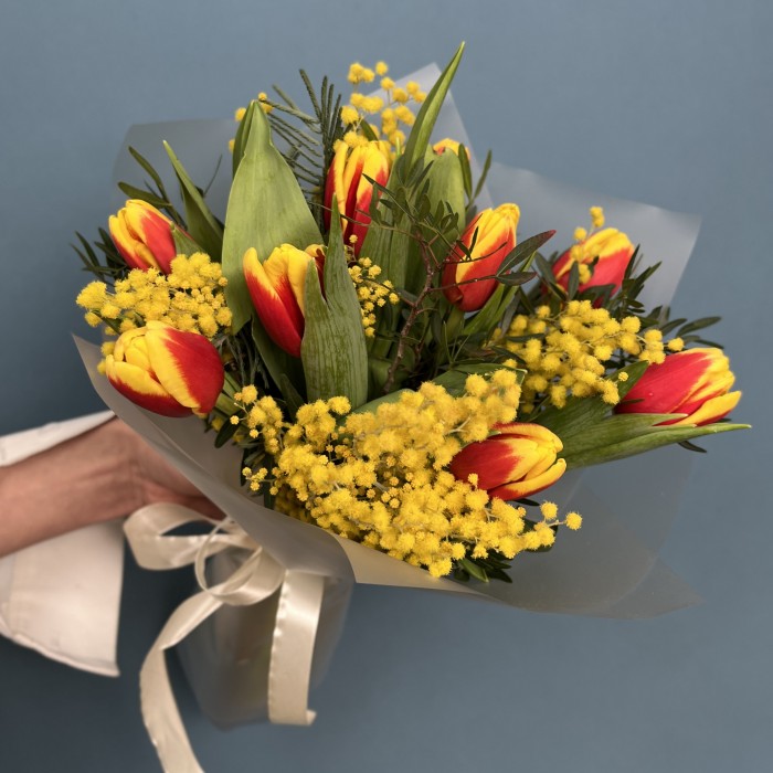 Букет красно-желтых тюльпанов с мимозой