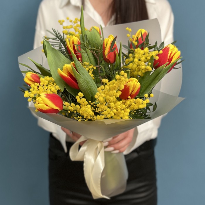 Букет красно-желтых тюльпанов с мимозой