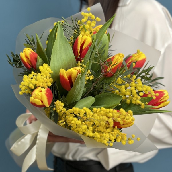Букет красно-желтых тюльпанов с мимозой