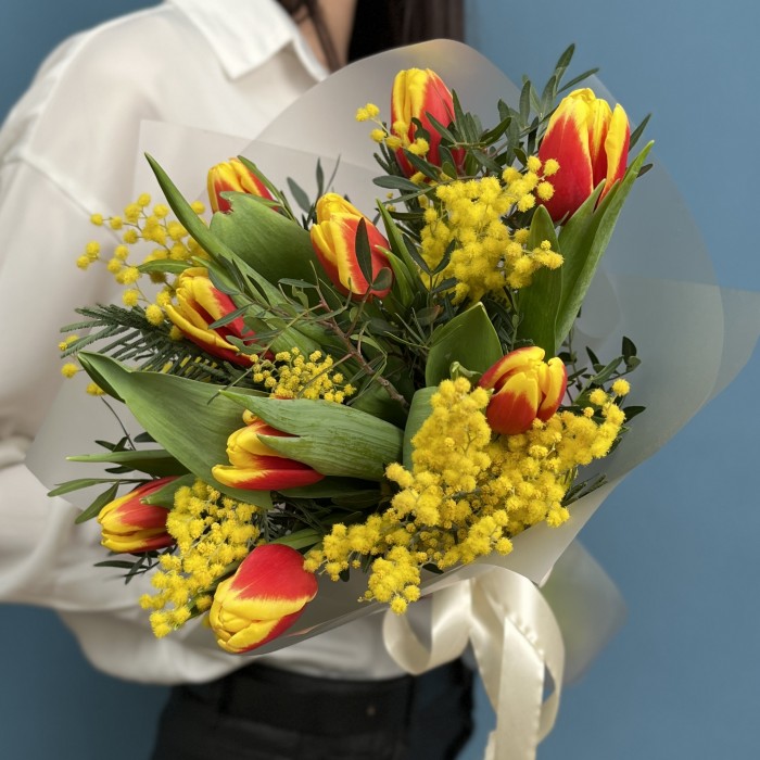 Букет красно-желтых тюльпанов с мимозой