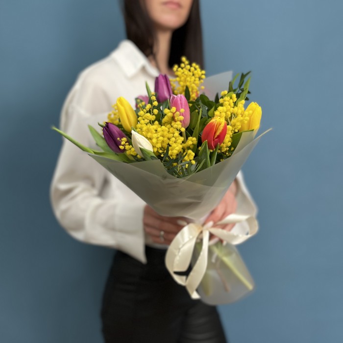 Букет тюльпанов микс с мимозой