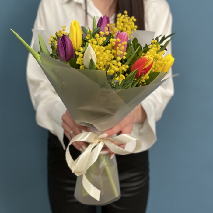 Букет тюльпанов микс с мимозой