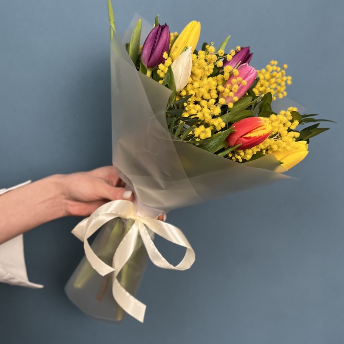 Букет тюльпанов микс с мимозой