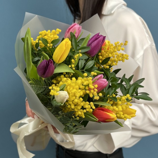 Букет тюльпанов микс с мимозой