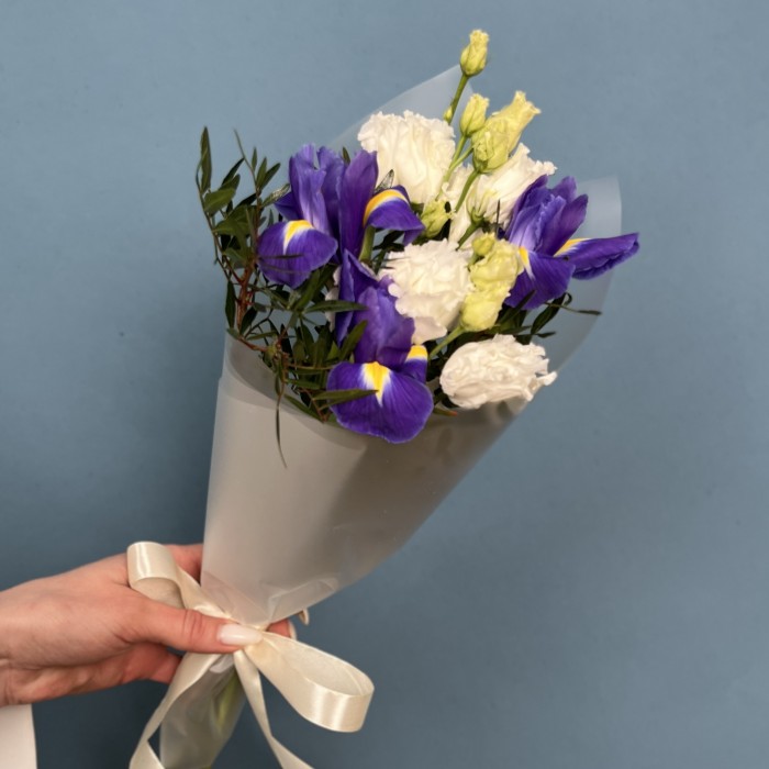 Корпоративный букет Ирисы с белой эустомой
