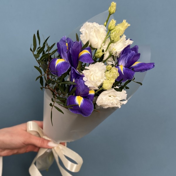 Корпоративный букет Ирисы с белой эустомой