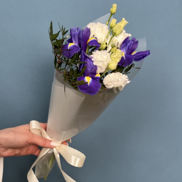 Корпоративный букет Ирисы с белой эустомой