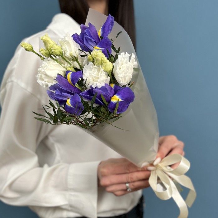 Корпоративный букет Ирисы с белой эустомой