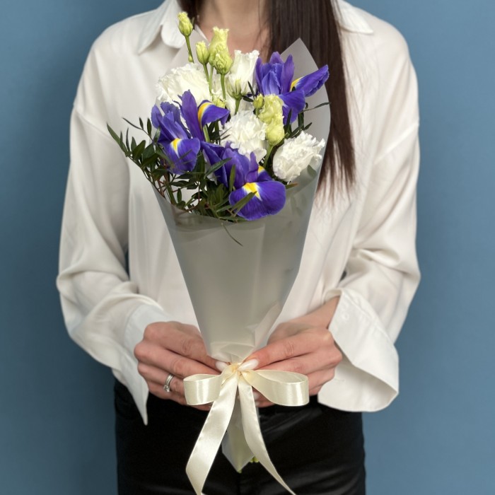 Корпоративный букет Ирисы с белой эустомой