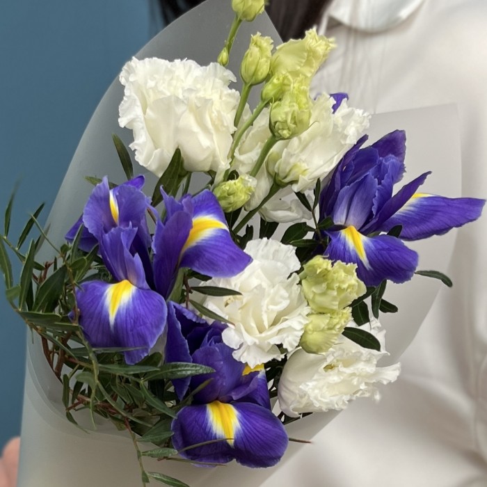 Корпоративный букет Ирисы с белой эустомой