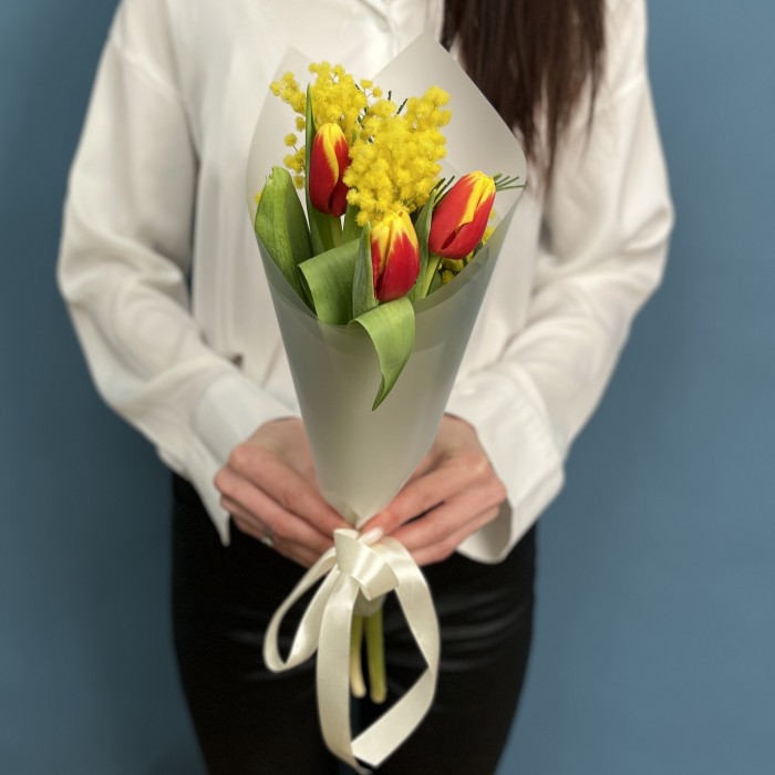 Корпоративный букет красно-желтые тюльпаны с мимозой