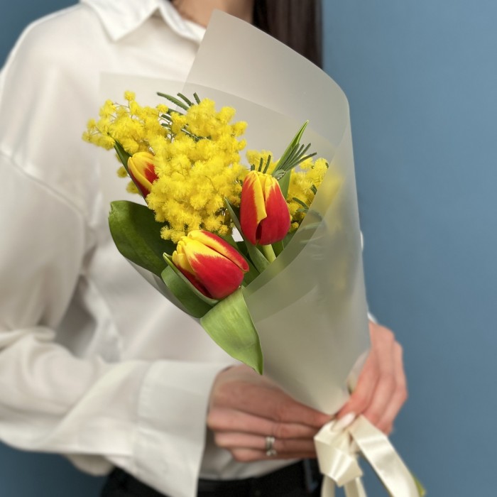 Корпоративный букет красно-желтые тюльпаны с мимозой