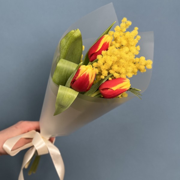 Корпоративный букет красно-желтые тюльпаны с мимозой