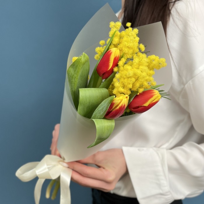 Корпоративный букет красно-желтые тюльпаны с мимозой