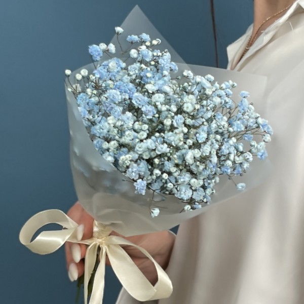 Корпоративный мини букет из голубой гипсофилы