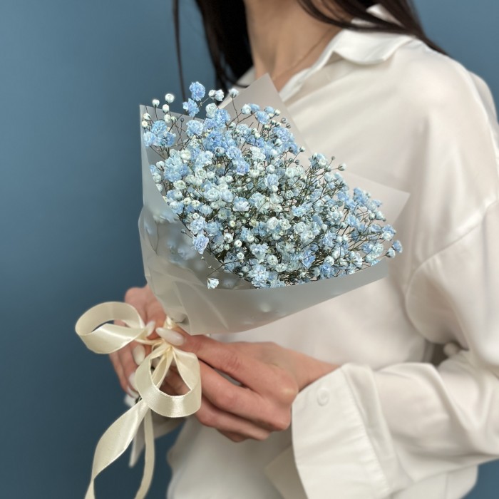 Корпоративный мини букет из голубой гипсофилы