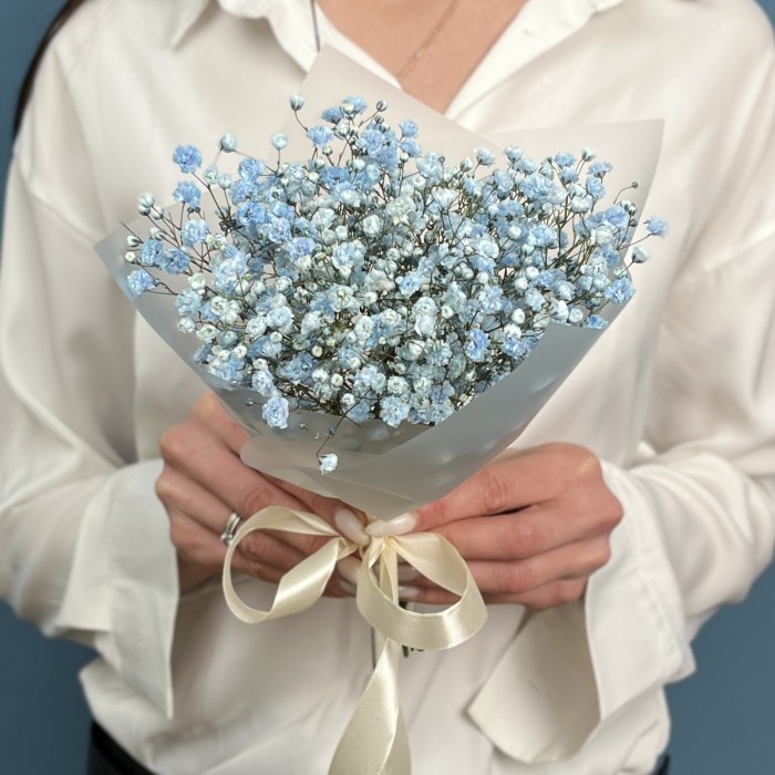 Корпоративный мини букет из голубой гипсофилы